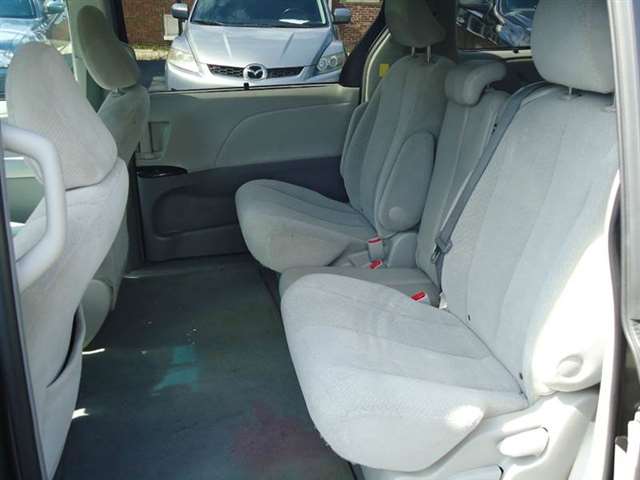 2011 Toyota Sienna LE 8-Passenger 4dr Mini-Van V6